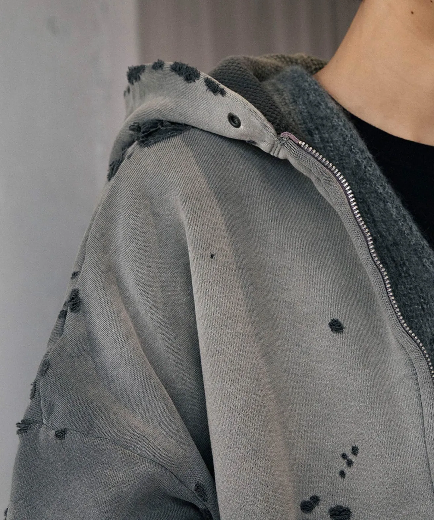SAINT Mxxxxxx DBL FACE ZIP UP HOODIE/CHARCOAL Double-layer destroyed waffle zipper jacket, washed black S-XL, a style that has been used in the summer. After continuous fine polishing, it has finally been shipped. The finished product is simply a work of art. Super heavy washing to make the weather look old. Multiple water fades. Excessive manual wormhole damage processing. Deconstruction and reorganization embroidery technology. Custom-made zipper with LOGO. The color details of the zipper webbing are also correct. Original grade fruit main label and wash water label. Top purchasing grade. A layer of waffle fabric is added to the inner lining to make the overall texture stronger and increase the comfort and warmth of the wearer.